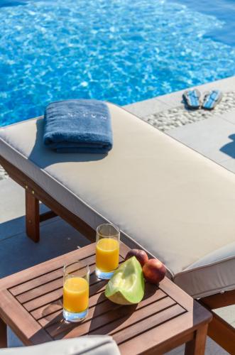 Fruits-by-the-pool